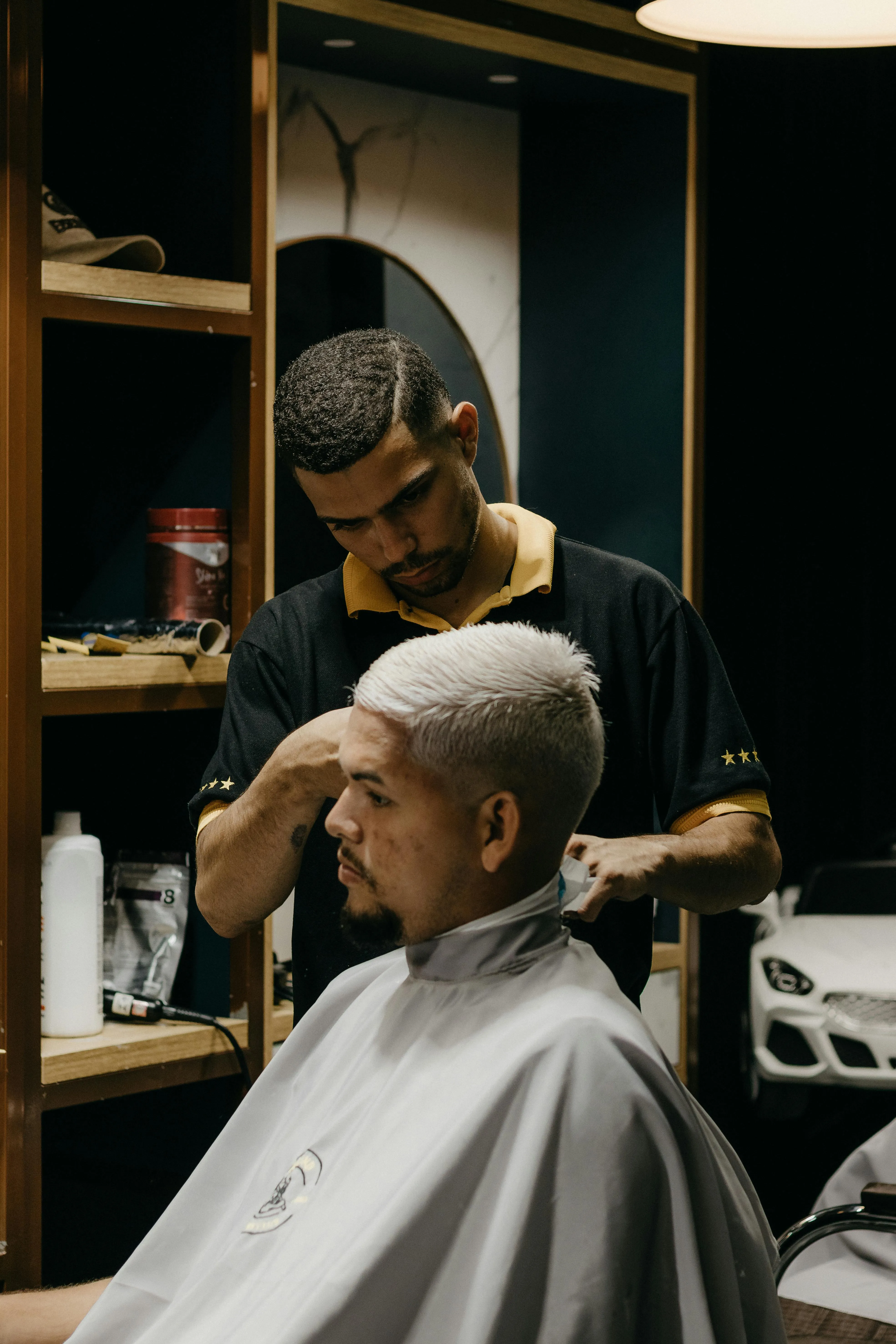 Exemplo de cabelo masculino platinado